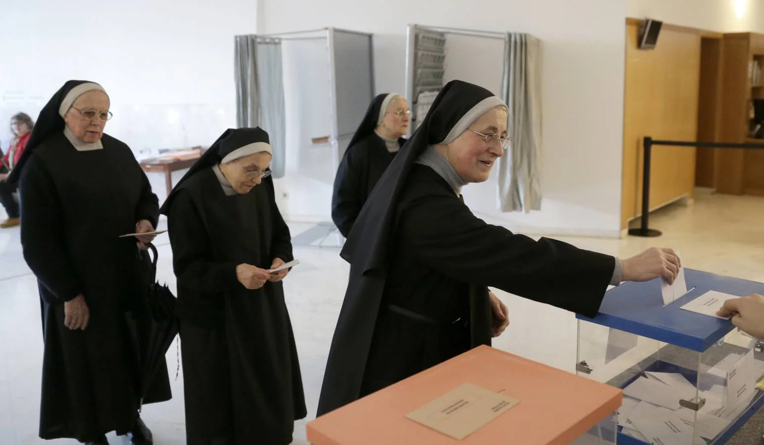 Un grupo de religiosas vota esta mañana en un colegio electoral de Santiago de Compostela, en los comicios generales de hoy