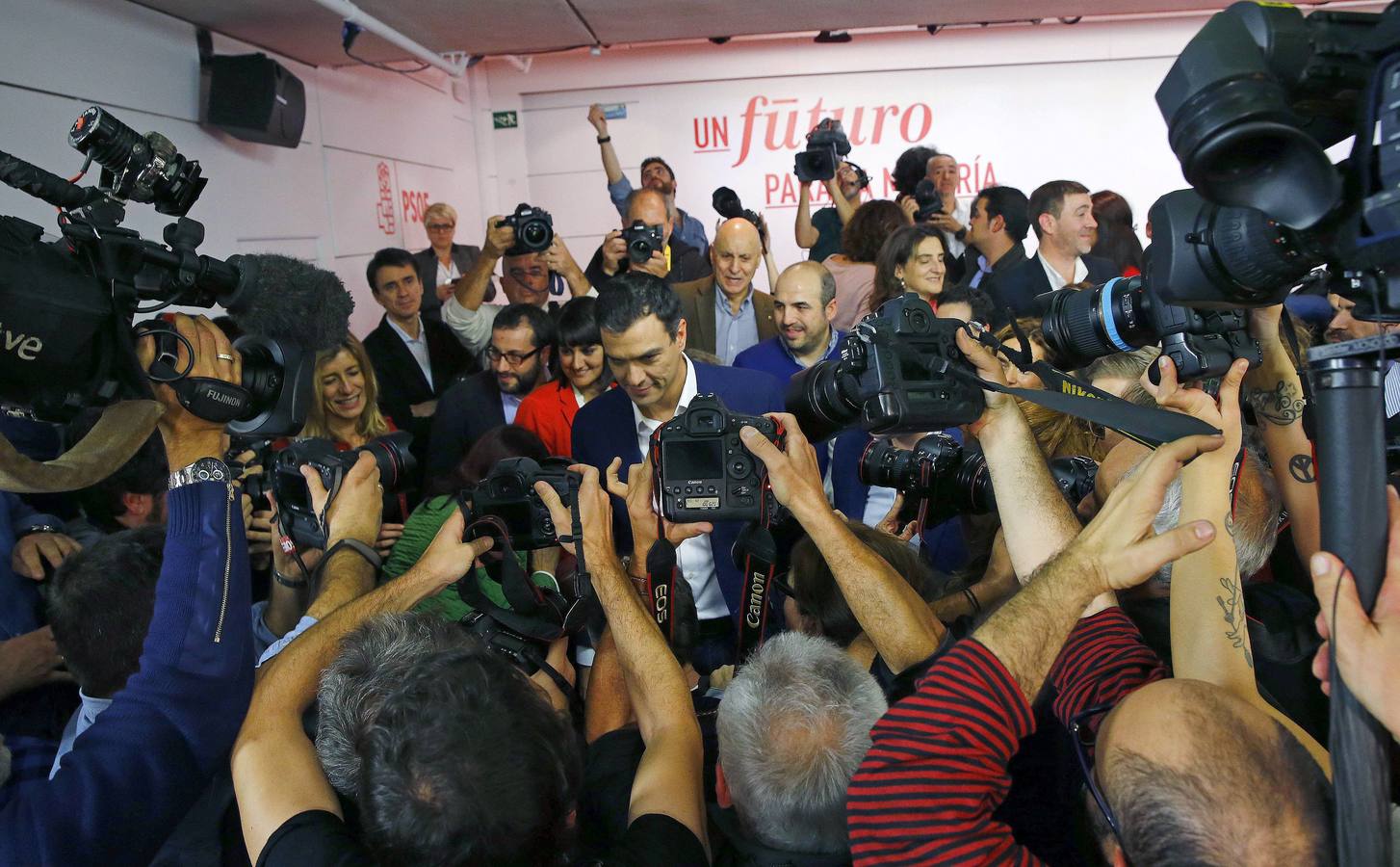 El resultado de esta noche para el PSOE –menos de la mitad de votos que obtuvo en 2008, cuando se quedó con el 43,86%– deja al candidato a La Moncloa, Pedro Sánchez, en una situación complicada. Sin embargo, el líder de los socialistas ha defendido que los españoles han dicho con su voto que «se abre una nueva etapa política». 