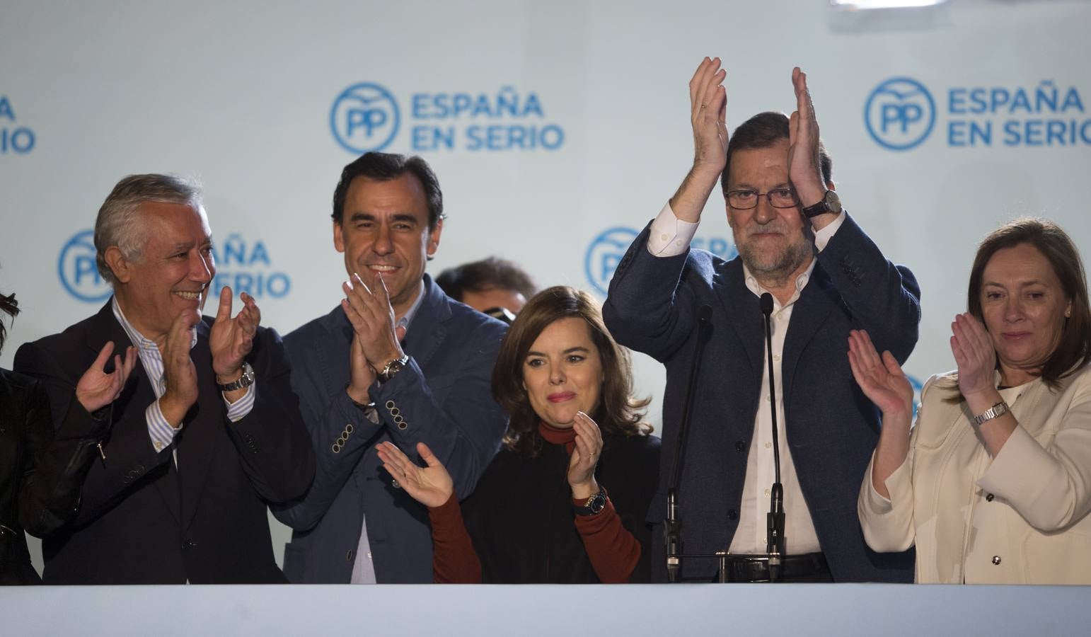 «Quiero comenzar esta intervención dando las gracias a vosotros», ha comenzado su intervención Rajoy tras conocerse los resultados, refiriéndose a todos los que han «sido fieles a las ideas» del Partido Popular. El PP obtiene el 28,7% de los votos, pero pasa de 186 escaños a 123. 