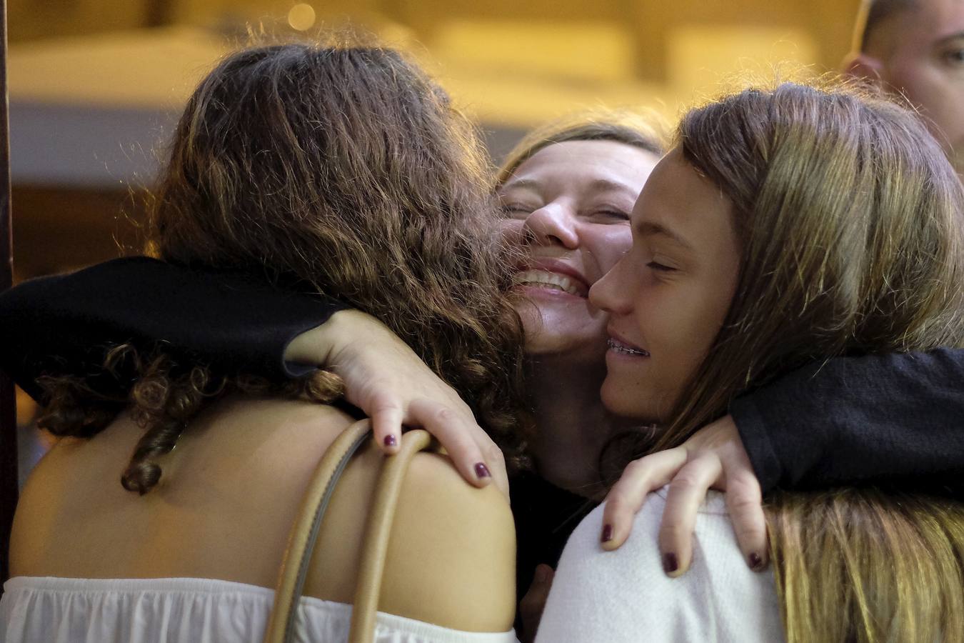 La candidata de Podemos al Congreso por Las Palmas, Victoria Rosell (c), se abraza con sus hijas celebrando los resultados en las elecciones generales. 