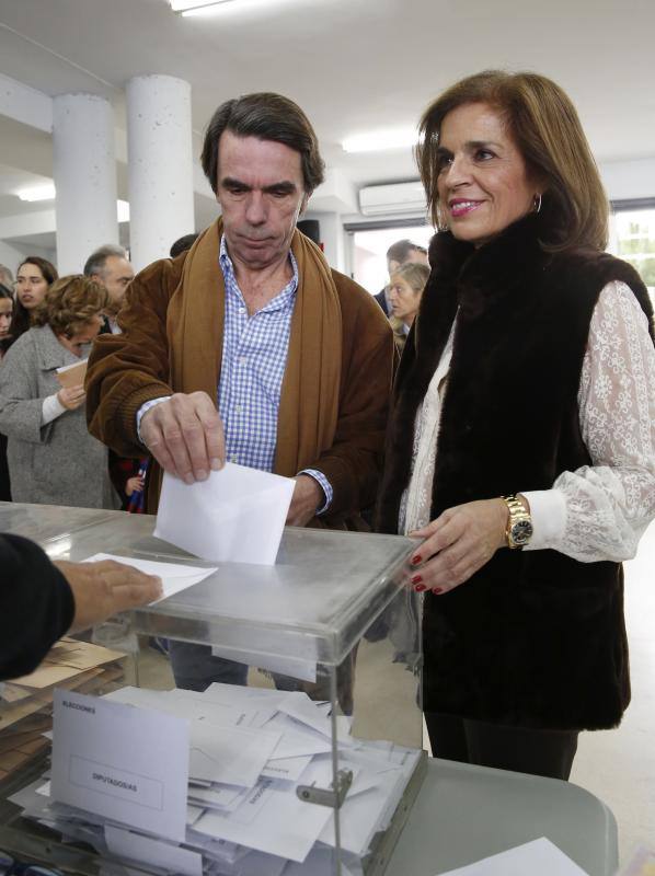 Los Aznar, también en Pozuelo. El expresidente del Gobierno José María Aznar y su esposa, la exalcaldesa de Madrid Ana Botella, votan para las elecciones generales en el colegio Everest de la localidad madrileña de Pozuelo de Alarcón. EFE