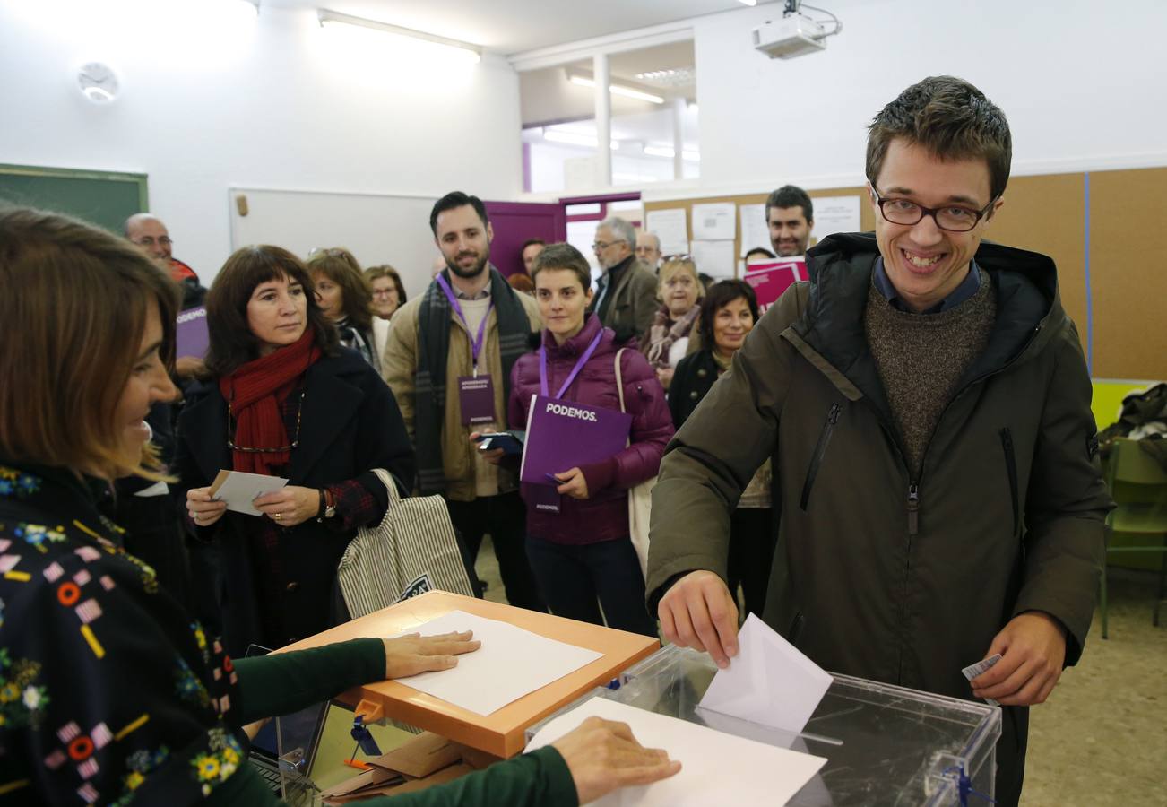 Errejón, sonriente. El número dos de Podemos, íñigo Errejón, ha votado este mediodía en el colegio electoral del IES Santa Teresa de Jesús, durante la jornada de elecciones generales. EFE