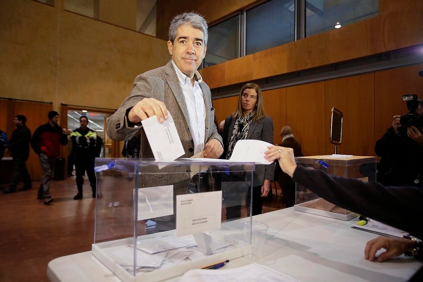 Francesc Homs, una cita del escritor Joan Fuster, ha llamado a los ciudadanos a votar en función de sus criterios, porque «la política o la haces o te la hacen». El cabeza de lista de Democràcia i Llibertat (DiL) ha depositado su voto en el centro cultural Costa Font de Taradell (Barcelona).. 