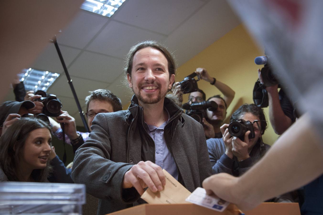 Iglesias, en Vallecas. El candidato de Podemos a la Presidencia del Gobierno, Pablo Iglesias, ha votado esta mañana en el IES Tirso de Molina, de la Avenida de la Albufera. EFE