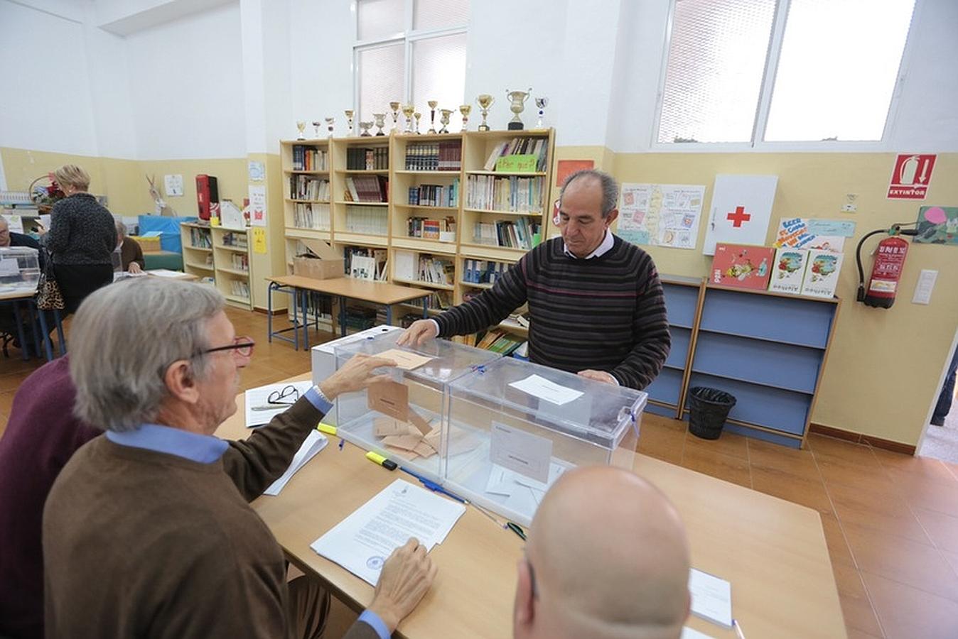 Primeros votantes en el colegio Reyes Católicos de Cádiz