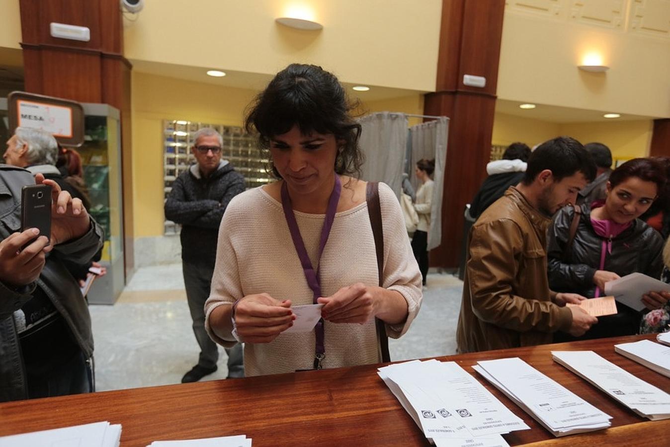 La parlamentaria andaluza por Podemos Teresa Rodríguez ha votado en el edificio de Correos