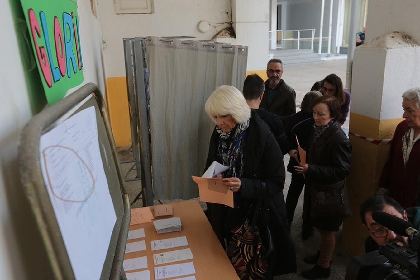 Teófila Martínez, en el momento de ejercer su voto en Cádiz