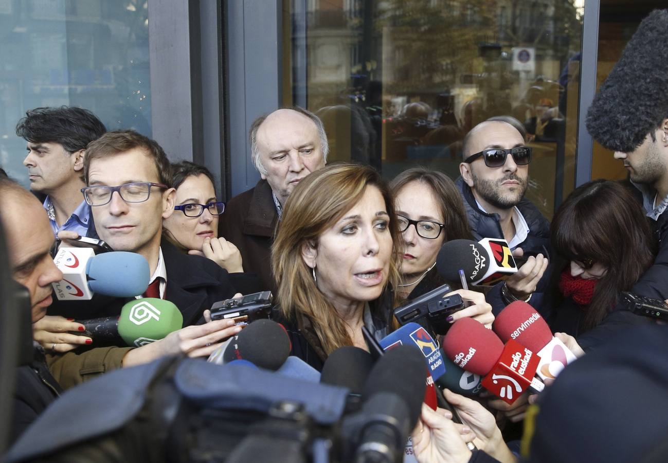 La presidenta del PP de Cataluña, Alicia Sánchez-Camacho, atiende a los medios de comunicación a su llegada a la reunión del Comité Ejecutivo Nacional del PP. 