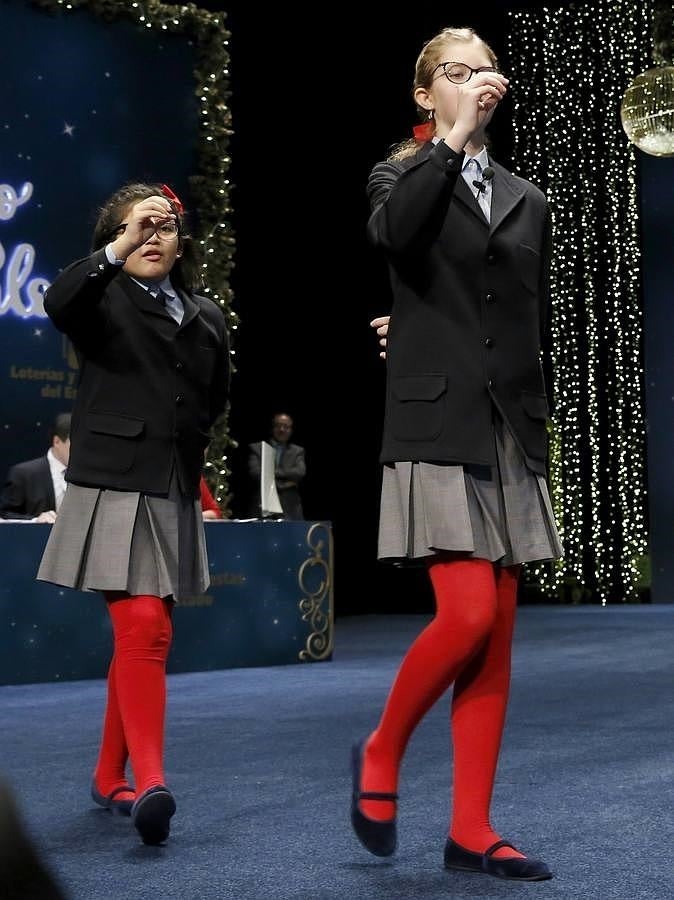 Las niñas de San Ildefonso Lorena Stefan y Nicol Valenzuela muestran las bolas del número 79.140 que ha sido agraciado con el Gordo de Navidad, dotado con cuatro millones de euros por serie (400.000 euros por décimo). 