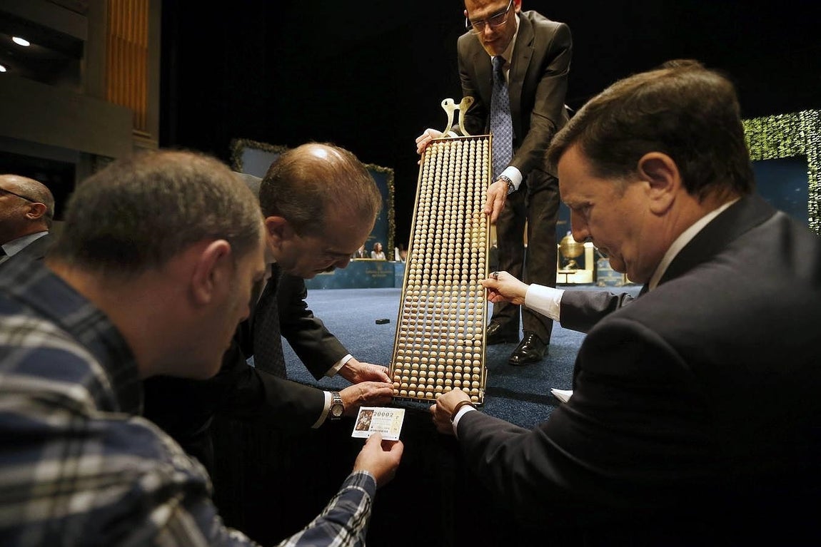 Últimas comprobaciones en el Teatro Real para el Sortero de la Lotería de Navidad, el más importante, popular y longevo de los que tienen lugar en España, que reparte 2.240 millones de euros en premios, de los que 640 millones corresponderán al Gordo. 