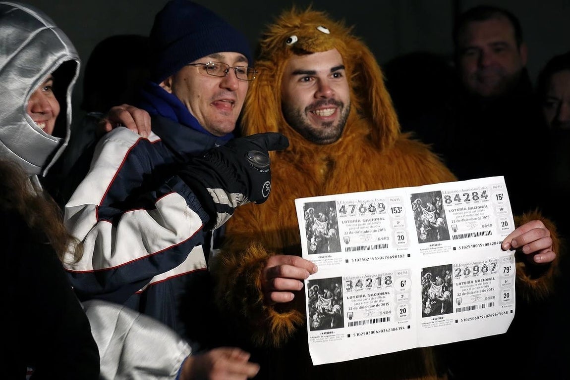 Algunas personas disfrazadas esperan para acceder al Teatro Real para asistir al Sorteo Extraordinario de Navidad, y vivir de cerca el instante en que los niños de San Ildefonso canten el Gordo. Los bombos de la Lotería de Navidad girarán desde las nueve de esta mañana para repartir 2.240 millones de euros en premios, de los que 640 millones corresponderán al Gordo (400.000 euros por décimo). 