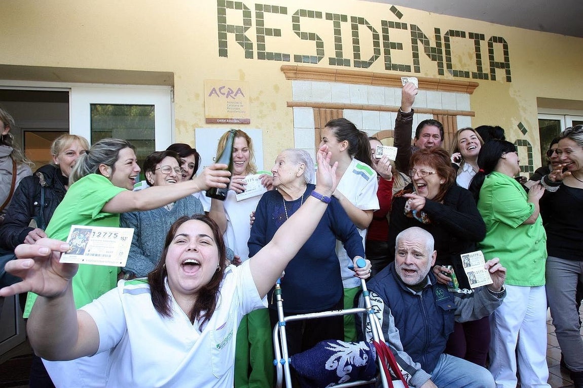 Las trabajadoras de la residencia de ancianos «Mirador Barà» de Roda de Barà (Tarragona), y algunos de sus usuarios celebran el haber sido agraciados con el segundo premio de la Lotería de Navidad, celebran el segundo premio de la Lotería de Navidad. 