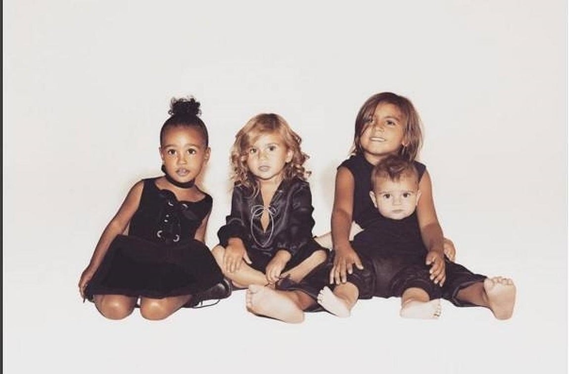 Las nuevas Kardashian. North West, primogénita de Kim, junto a sus primas en una estampa navideña publicada por su madre