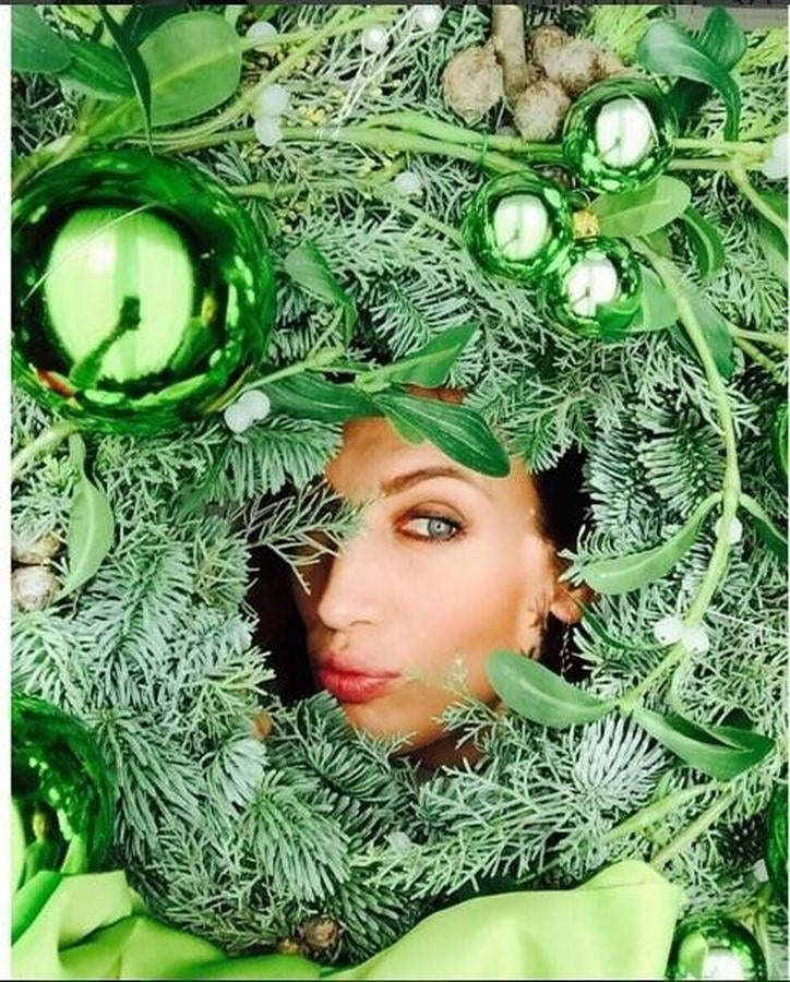 Nieves Álvarez. La modelo, recientemente divorciada, no pierde el espíritu navideño y nos deja esta poética estampa