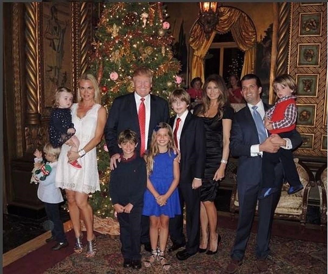 Los Trump. Con el hashtag #makeamericagreatagain, Donald Trump posa con su tercera mujer, Melania, sus hijos y sus nietos