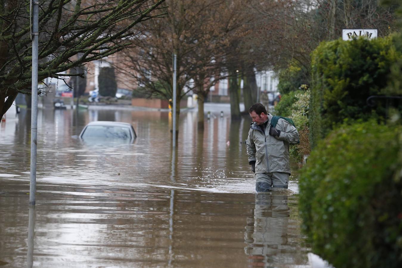 Un vecino de York camina por las calles inundadas  