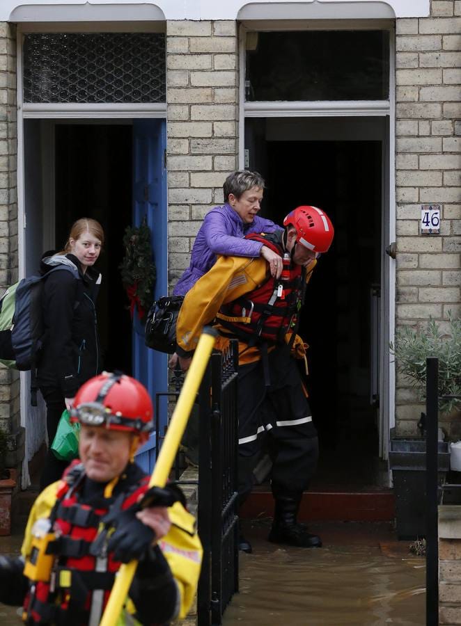 Miembros del servicio de rescate evacúan a los vecinos de la localidad de York