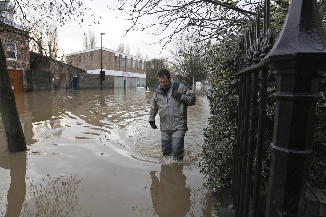 El agua inunda las calles de York (Reino Unido)