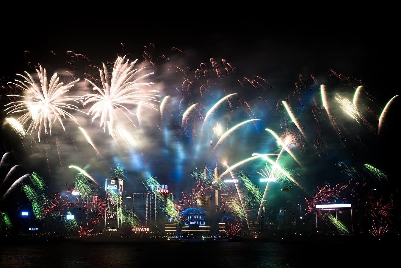 Los fuegos artificiales en Hong Kong, en China, durante la celebración del Año Nuevo. 