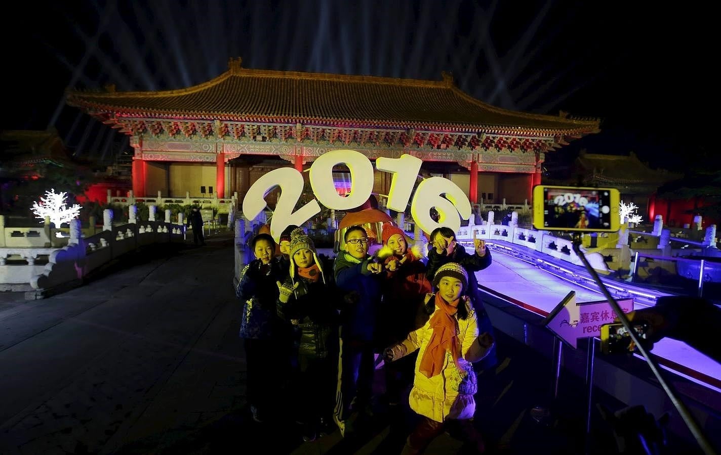 Un grupo de personas posa para una fotografía en los actos de celebración del Año Nuevo en Pekín, China. 