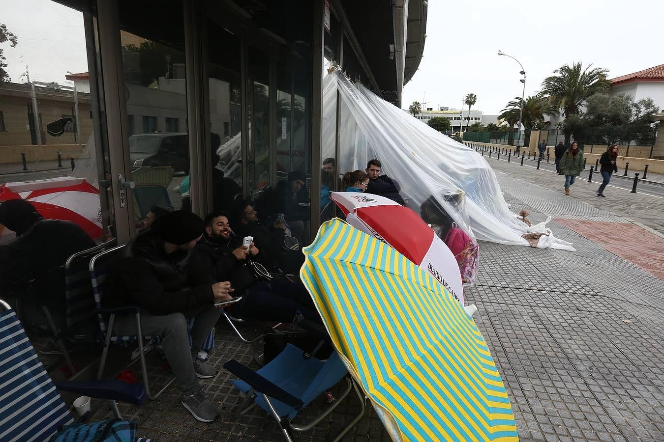 Los primeros en la cola para las entradas del Falla 2016