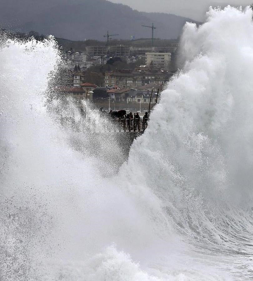 Instantánea tomada el Paseo Nuevo de San Sebastián, hoy 