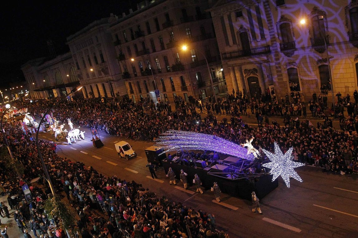 01. La cabalgata de los Reyes Magos recorre el centro de Barcelona, donde han llegado esta tarde por mar al Moll de la Fusta, donde han sido recibidos por primera vez por una alcaldesa de la ciudad, Ada Colau