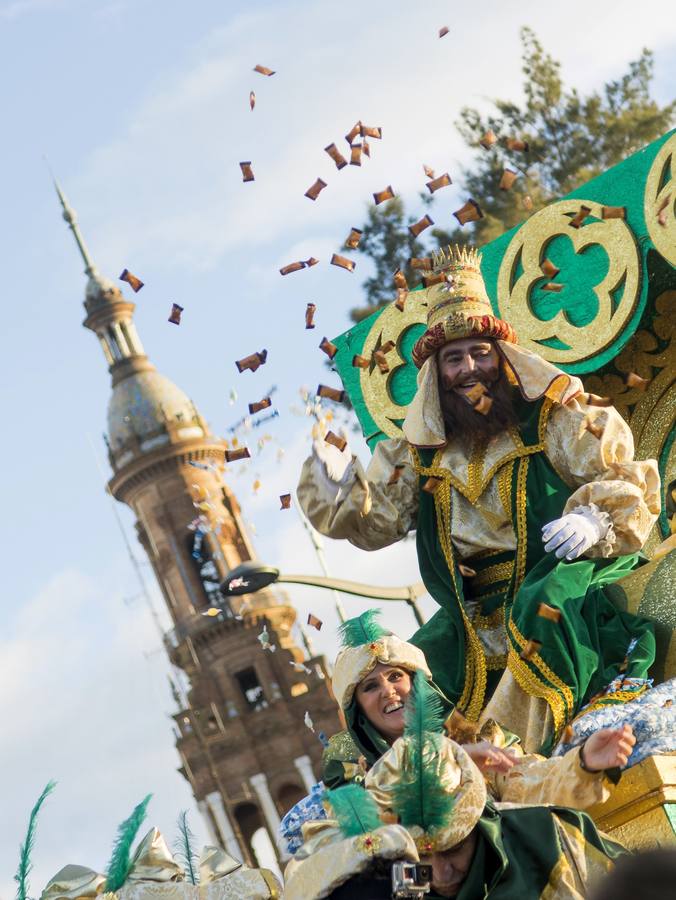 02. El Rey Gaspar durante la cabalgata que los Reyes Magos de Oriente han realizado por las calles de Sevilla