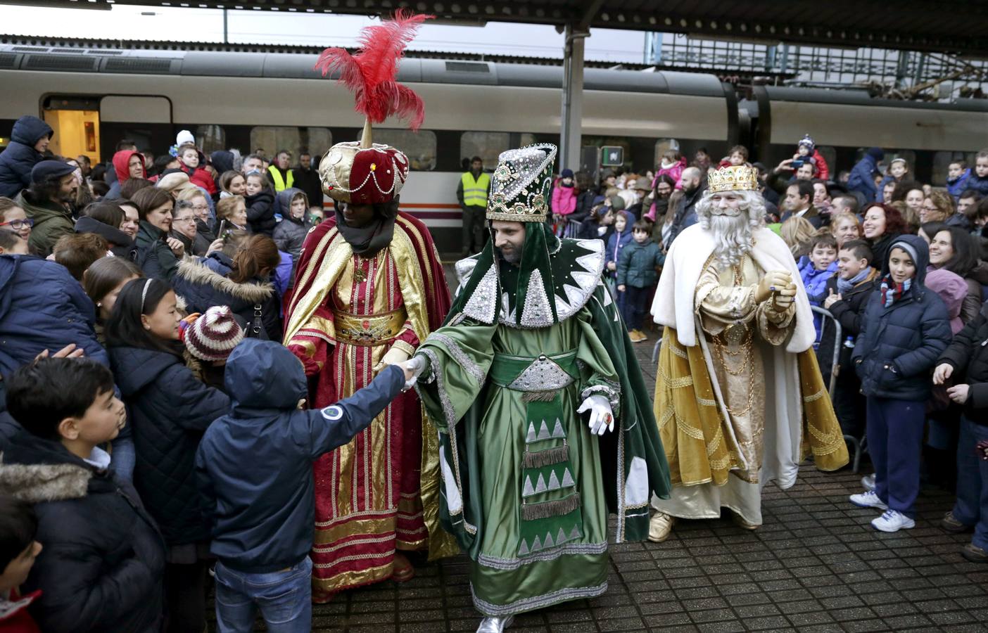 06. Los Reyes Magos, a su llegada a la estación de tren de Santiago de Compostela para participar en la cabalgata