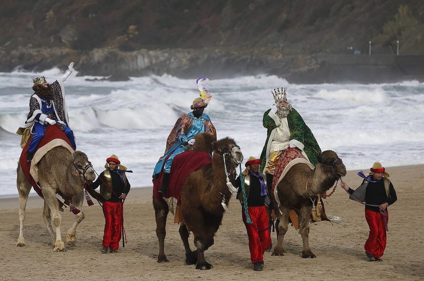 09. Fotografía facilitada por el Ayuntamiento de Madrid de los Reyes Magos a su llegada al aeropuerto Adolfo Suárez Madrid-Barajas para participar en la cabalgata