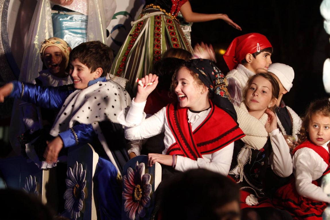 Los Reyes Magos reparten ilusión entre los niños toledanos