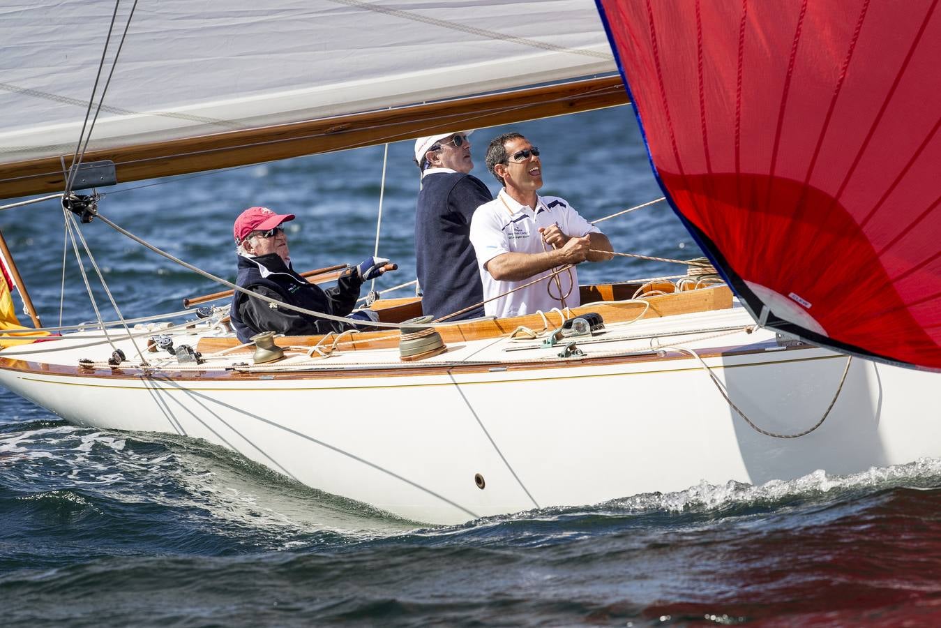 Entrenamiento de Don Juan Carlos a bordo del Acacia, barco clásico que participó en la Regata Rey Juan Carlos I El Corte Inglés Máster. 