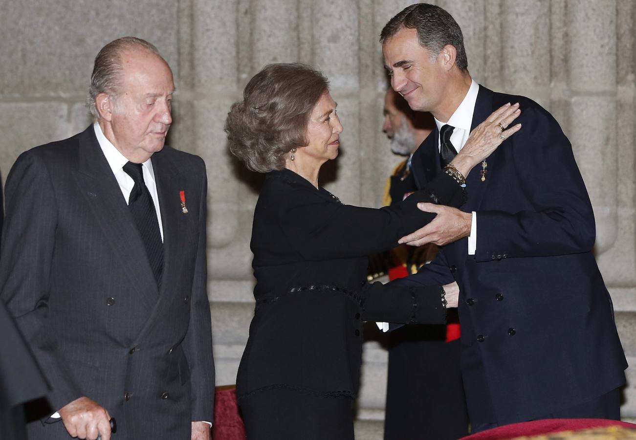 Felipe VI saluda a su madre, la reina doña Sofía, en presencia de su padre, el rey don Juan Carlos, a su llegada a la basílica del Real Monasterio de San Lorenzo de El Escorial para asistir junto a la reina Letizia al funeral de corpore insepulto por el infante Carlos de Borbón-Dos Sicilias, Duque de Calabria. 