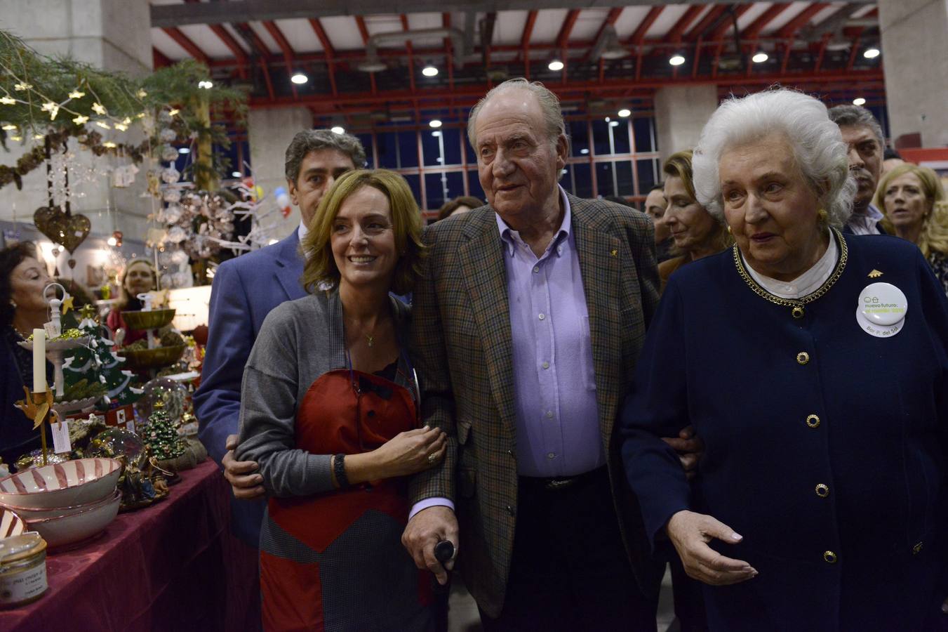 Don Juan Carlos visita por sorpresa, y por primera vez, el Rastrillo Nuevo Futuro. Acompañado por la Infanta Doña Pilar, hizo entrega de un regalo para la subasta. Se paseó por los puestos y saludo a grandes y pequeños. 23 de noviembre de 2015. 