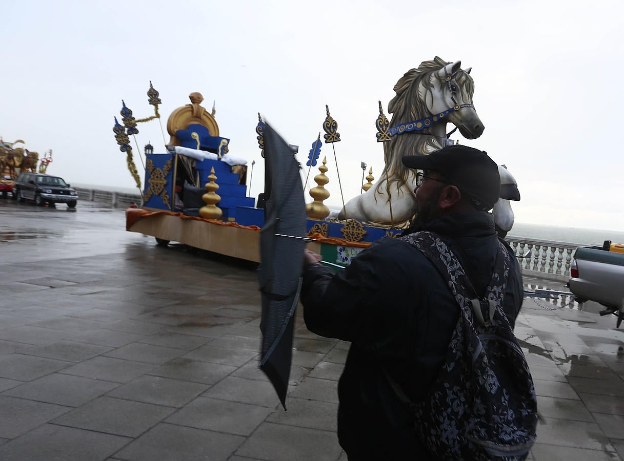 Fotos: Cabalgata en Cádiz 2016. La lluvia retrasa el desfile