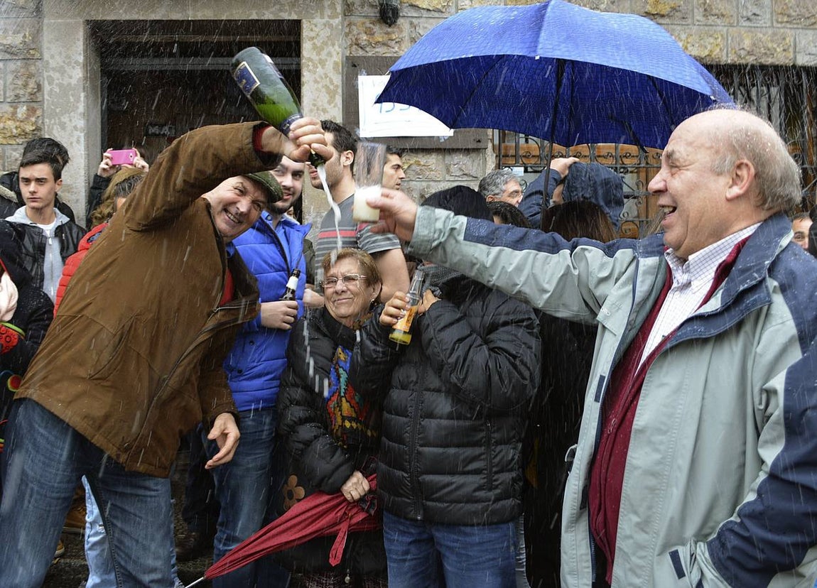 5. Vecinos de Guardo celebran el tercer premio del Sorteo del Niño que se ha vendido en el Mesón el Portalón
