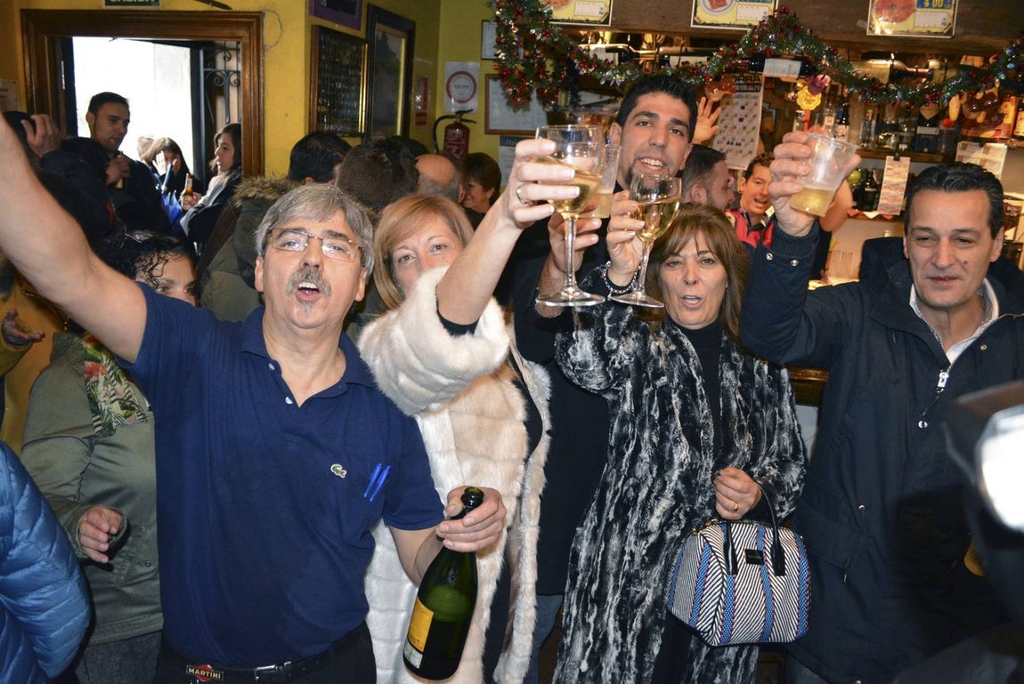 6. Vecinos de Guardo celebran el tercer premio del Sorteo del Niño que se ha vendido en el Mesón el Portalón