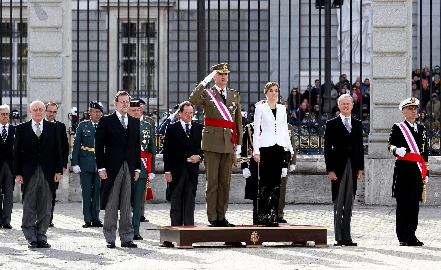 Felipe VI y Letizia han presidido la celebración de la Pascua Militar en el Palacio Real. Los ministros Fernández Díaz (Interior) y Morenés (Defensa) acompañan a los Reyes junto al presidente del Gobierno en funciones, Mariano Rajoy