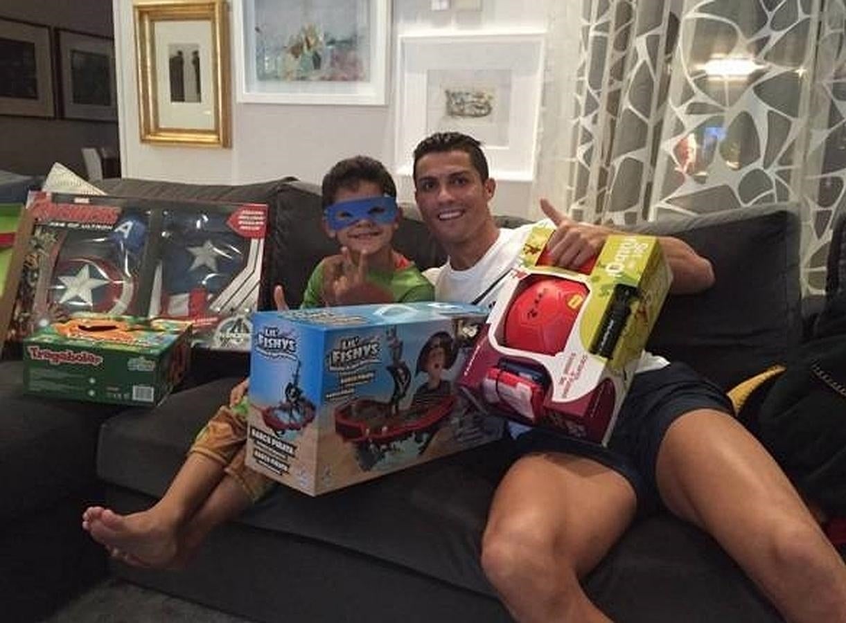 Cristiano Ronaldo junto a su hijo llenos de regalos tras el paso de los Reyes Magos. 