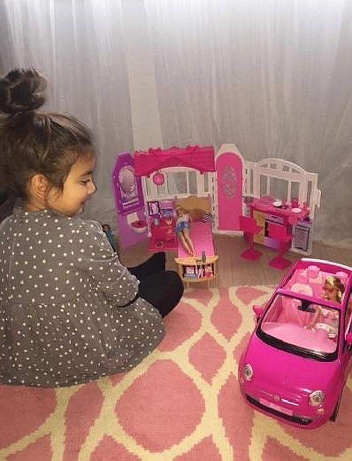 La hija del exmadridista Diego López e Iria Otero disfrutando de sus regalos de Reyes. 