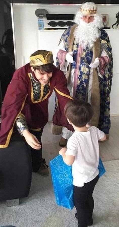 Romina Belluscio y Guti han compartido una imagen de su hijo entusiasmado a la llegada de los Reyes Magos a casa. 