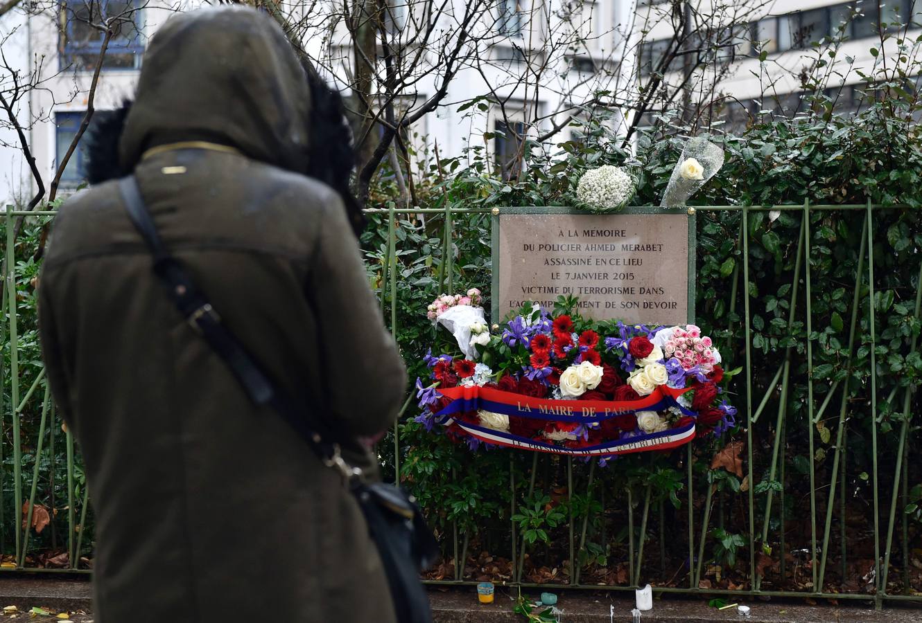 Los franceses conmemoran el aniversario de Charlie Hebdo con flores. 