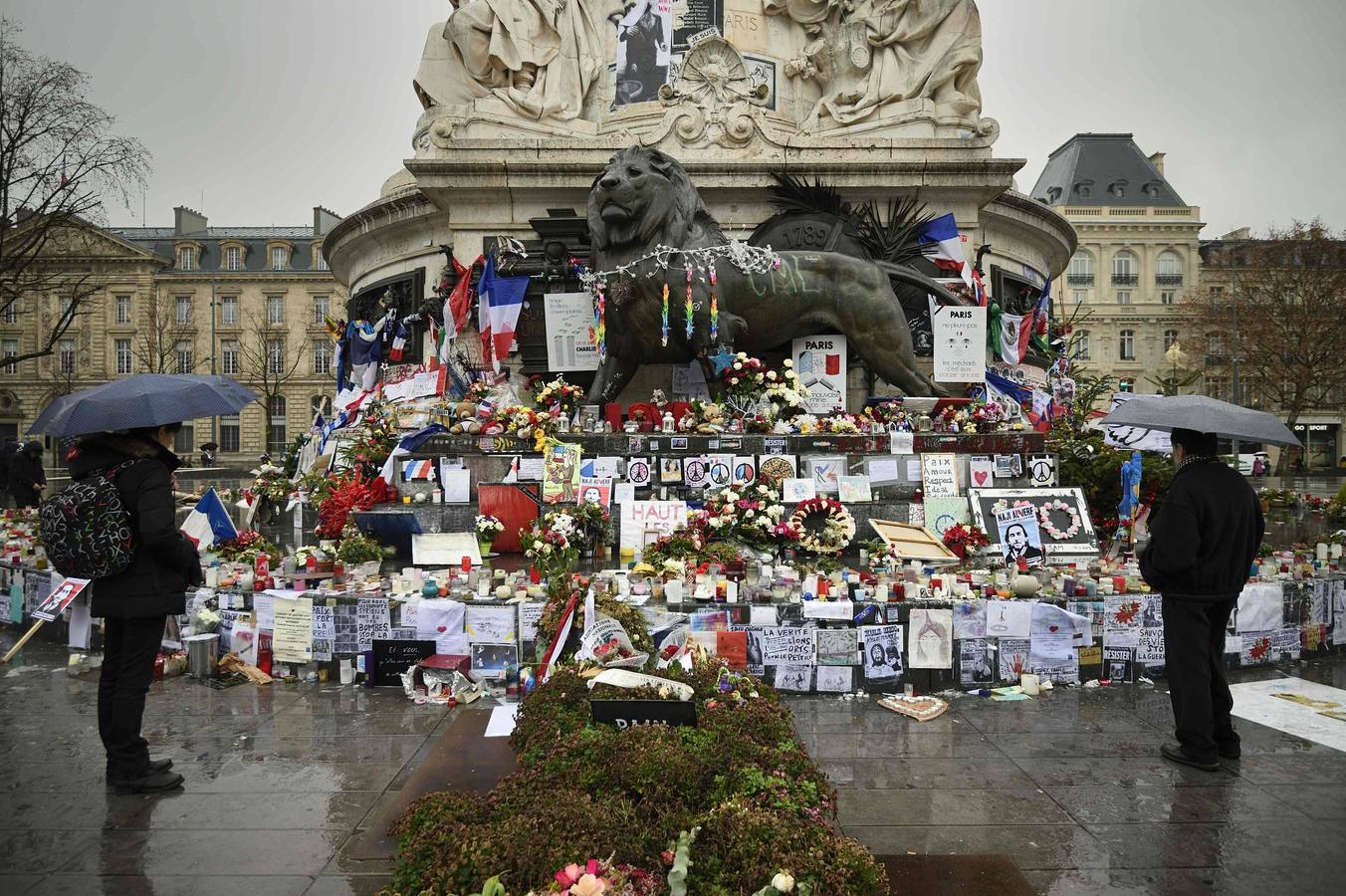 Ciudadanos franceses rinden homenaje a las víctimas del atentado desde la Plaza de la República. 