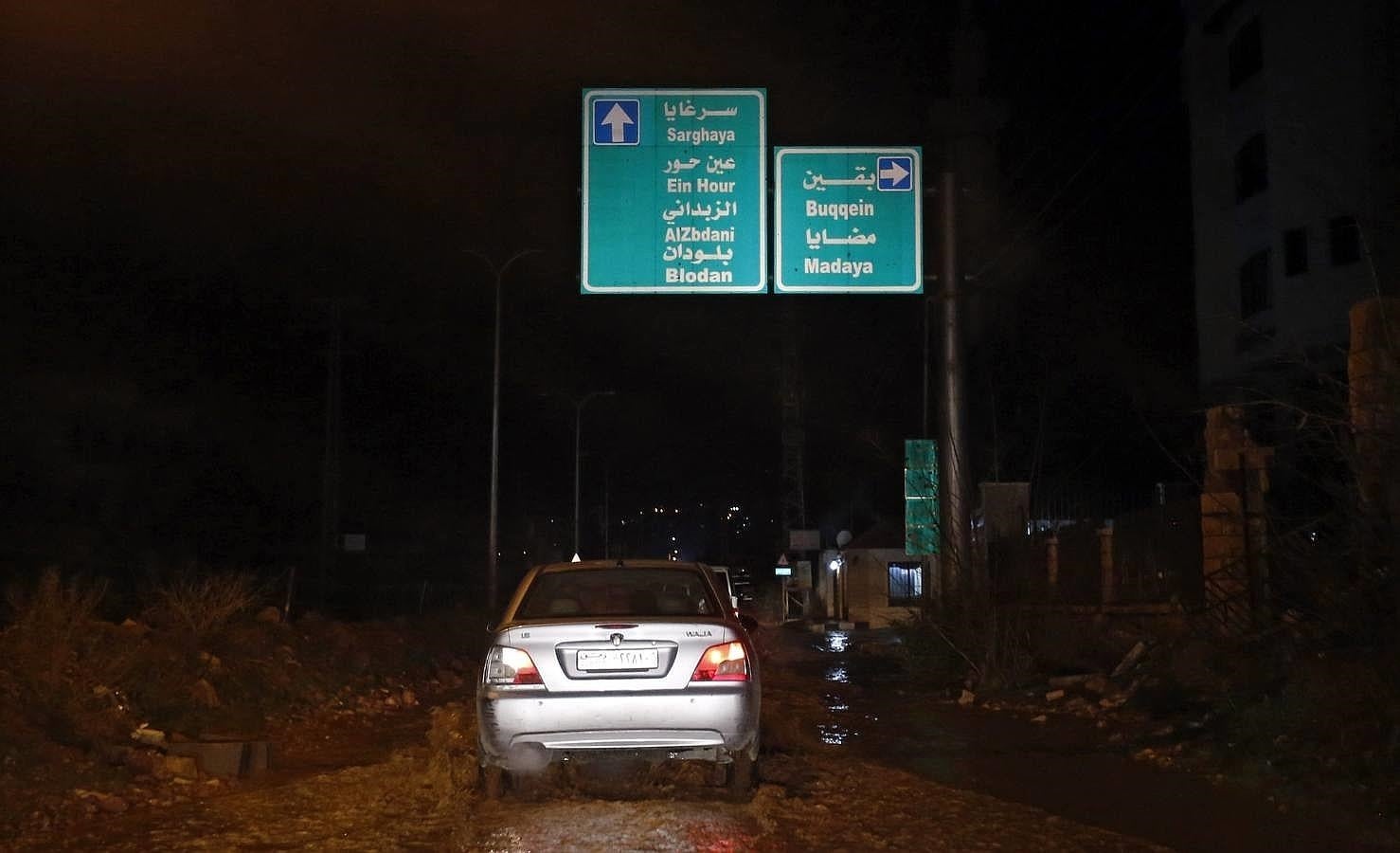 Vista de la entrada de la localidad cercada de Madaya, en Siria. Según el portavoz del Comité Internacional de la Cruz Roja (CICR) en Siria, Pawel Krzysiek, entre 44 y 50 camiones con alimentos y medicinas han comenzado a acceder a Madaya. 