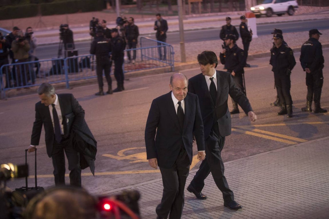 Las mejores imágenes del primer día del juicio oral del Caso Noós. Desde primera hora se ha producido la entrada de los diferentes imputados y sus defensas, en esta fotografía Miquel Roca antes de entrar en la sala