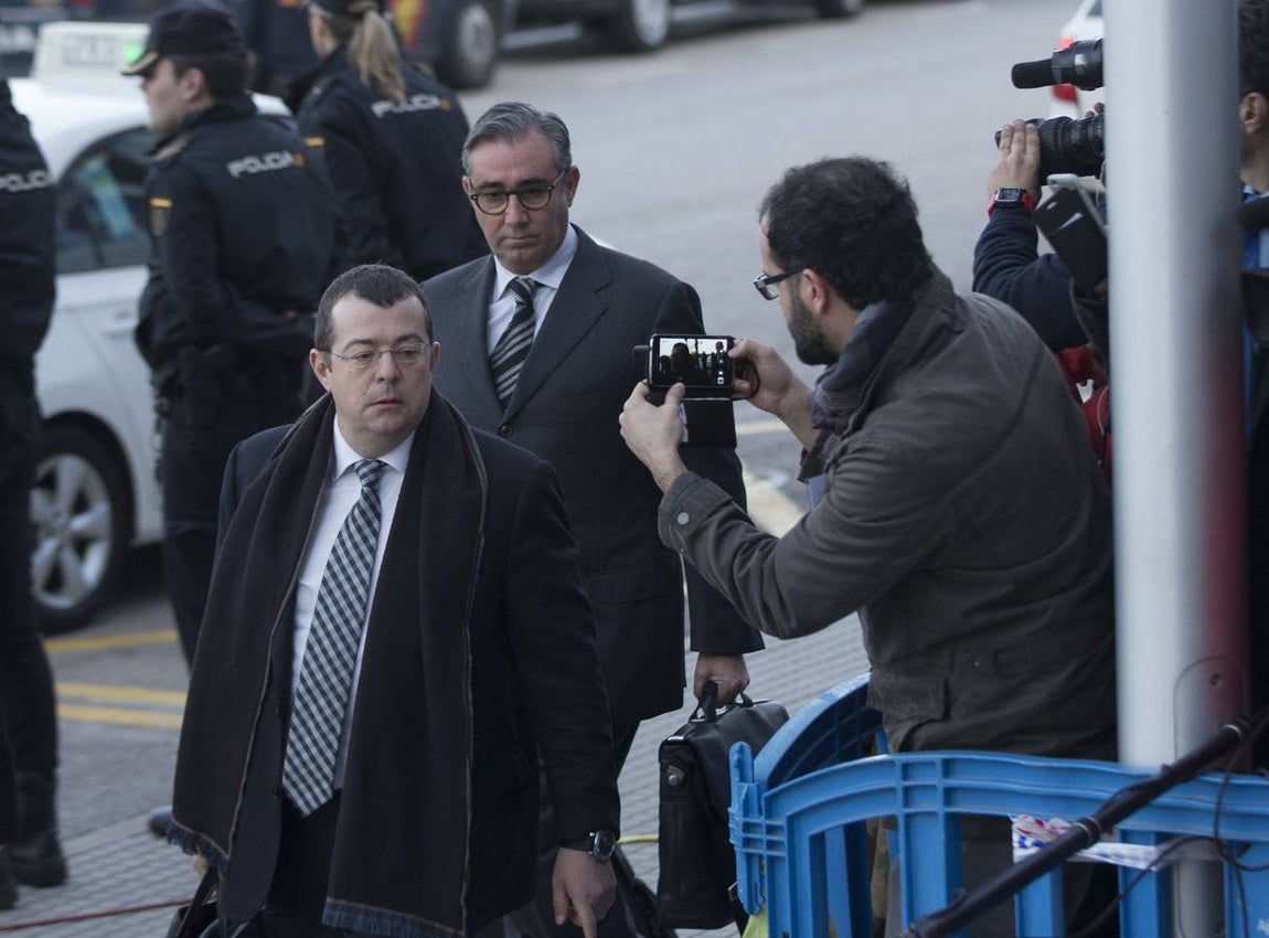 Las mejores imágenes del primer día del juicio oral del Caso Noós. Diego Torres (con gafas), exsocio de Iñaki Urdangarín, también se ha sentado en el banquillo de los acusados