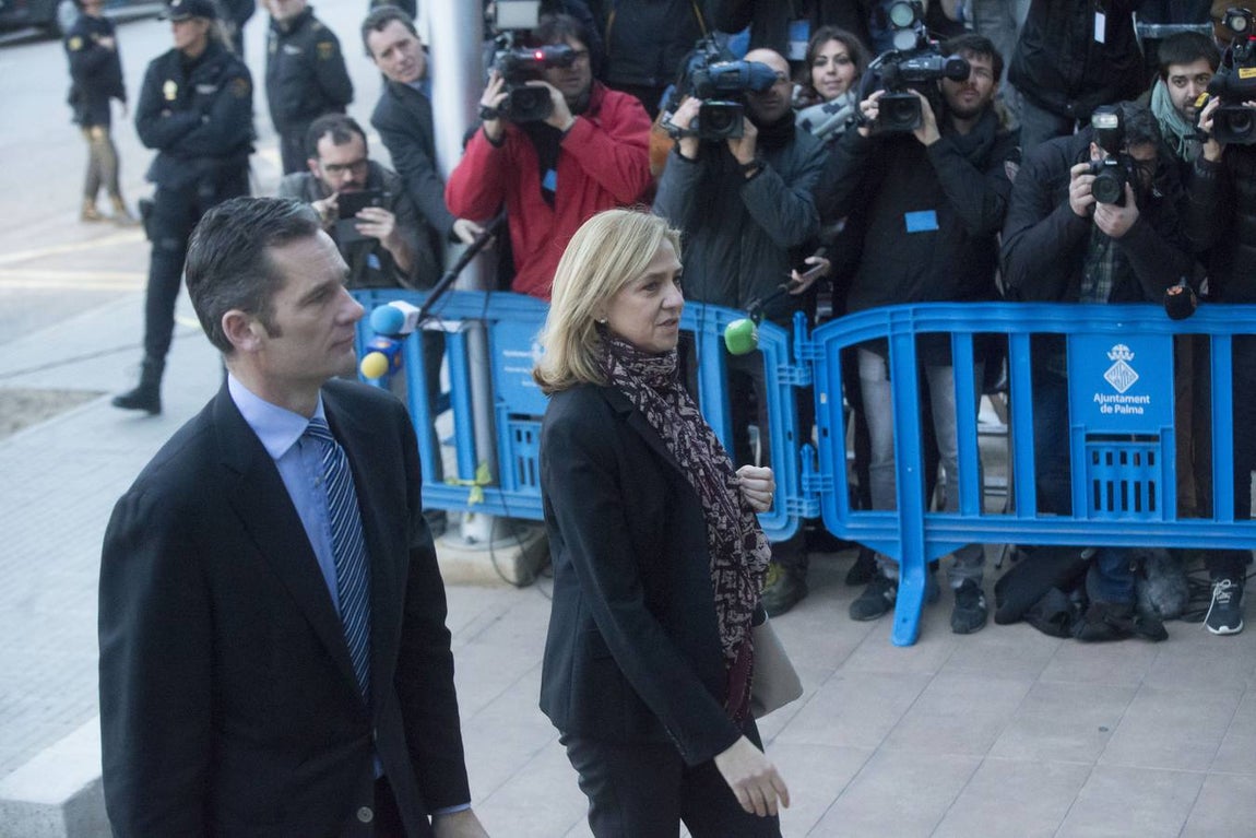 Las mejores imágenes del primer día del juicio oral del Caso Noós. Doña Cristina e Iñaki Urdangarín han atravesado con semblante serio la distancia hasta el tribunal