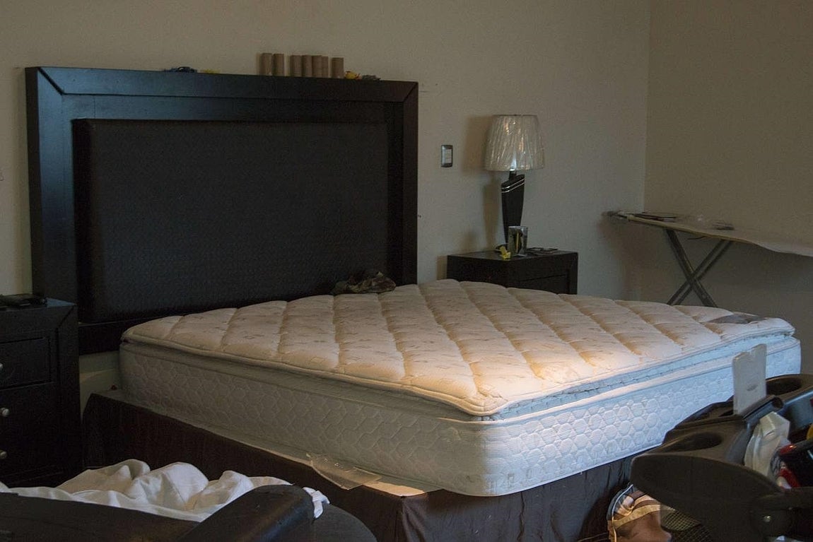 La habitación del narcotraficante estaba equipada, además, con unos cortinas negras, televisión con conexión por satélite y aire acondicionado; un cuadro de elefantes decorando la pared era el único elemento ornamental.. 