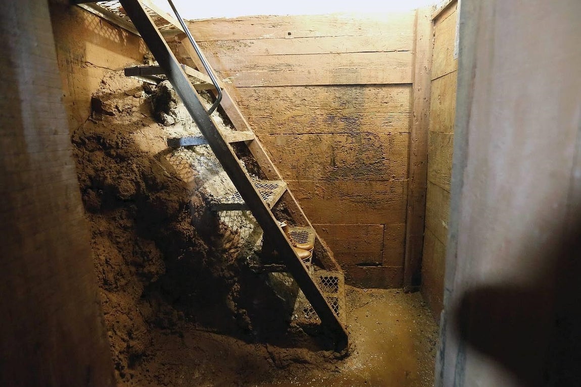 La escalera llevaba a un túnel con iluminación eléctrica de 1,80 metros de alto y metro y medio de ancho.. 