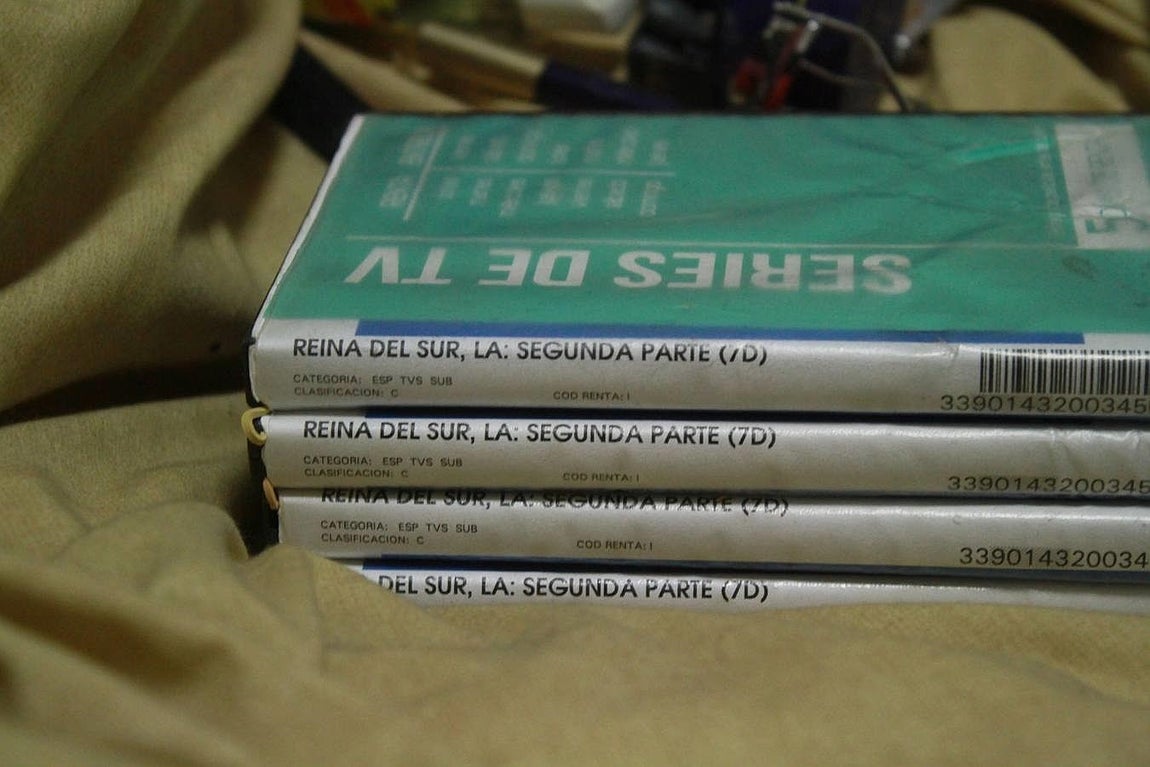 En una habitación donde dormían las mujeres -como se interpreta por los objetos personales localizados allí-, se encontraron cinco DVDs de «La reina del sur», protagonizada por Kate del Castillo, quien supuestamente estaba encargada de la producción de una película con la que el Chapo contaría su vida.. 